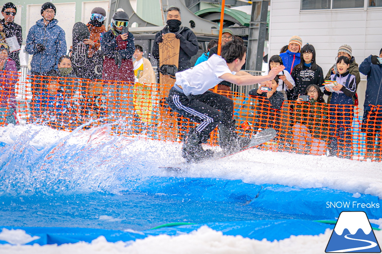 富良野スキー場｜季節は、まだ冬？それとも…？小雪が舞い、たくさんの雪が残る富良野スキー場で、春の恒例イベント『春スキー池渡り大会』開催(^^)/